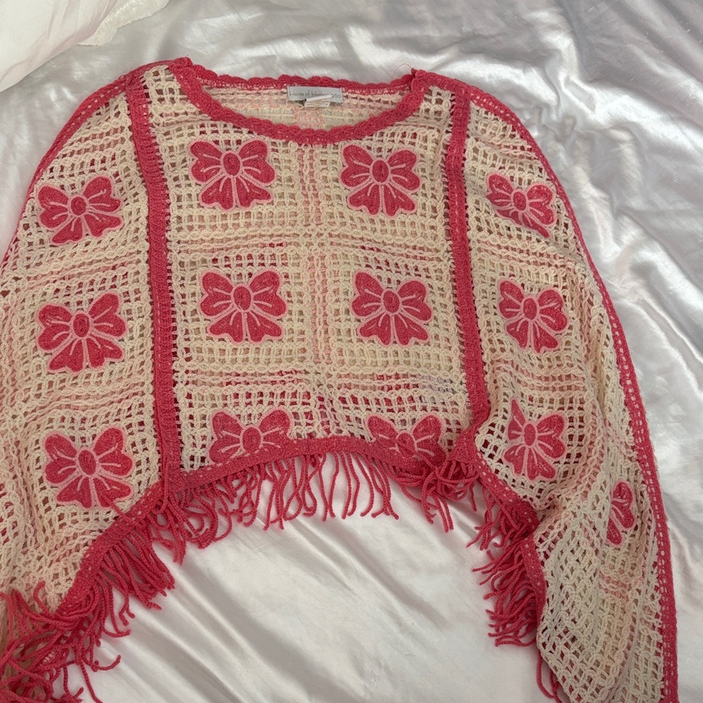 House of Harlow 1960 Pink and Cream Crochet Poncho